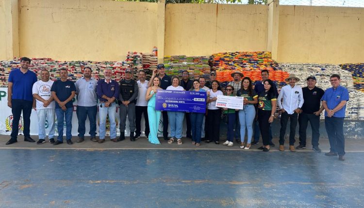 Projeto Alvorada recebe das mãos de autoridades cerca de 50 toneladas de alimentos para doação à várias instituições filantrópicas